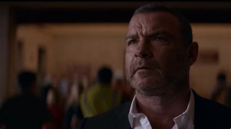 Ray Donovan! Een meedogenloze fixer die zijn eigen familie moet beschermen terwijl hij zich door de onderwereld van Los Angeles worstelt!